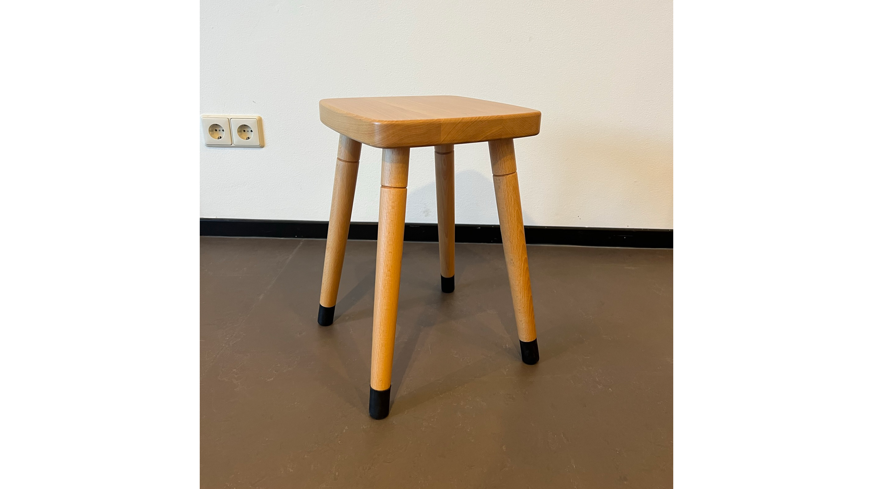 410 tabouret, blank gelakt