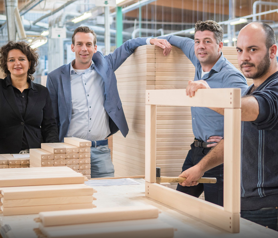 Statushouders timmeren dankzij Vluchtelingenwerk IJsselstein aan de weg